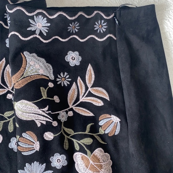 Francesca’s Floral Embroidered Black Suede Skirt NWT - Picture 9 of 9